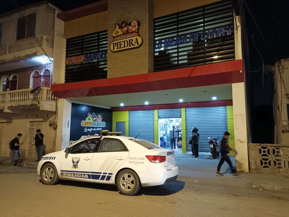 Delincuentes asaltaron Carnisariato Piedra del barrio Libertad.