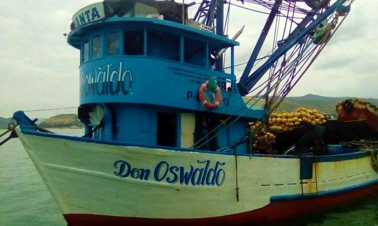 Oleaje frente a Salinas hundió a un barco y otro se salvó. Hay cuatro pescadores desaparecidos.
