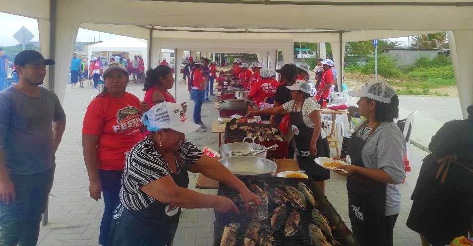 Más de once mil pescados asados se repartieron gratis en Palmar, el evento fue apoyado por la Prefectura de Santa Elena.