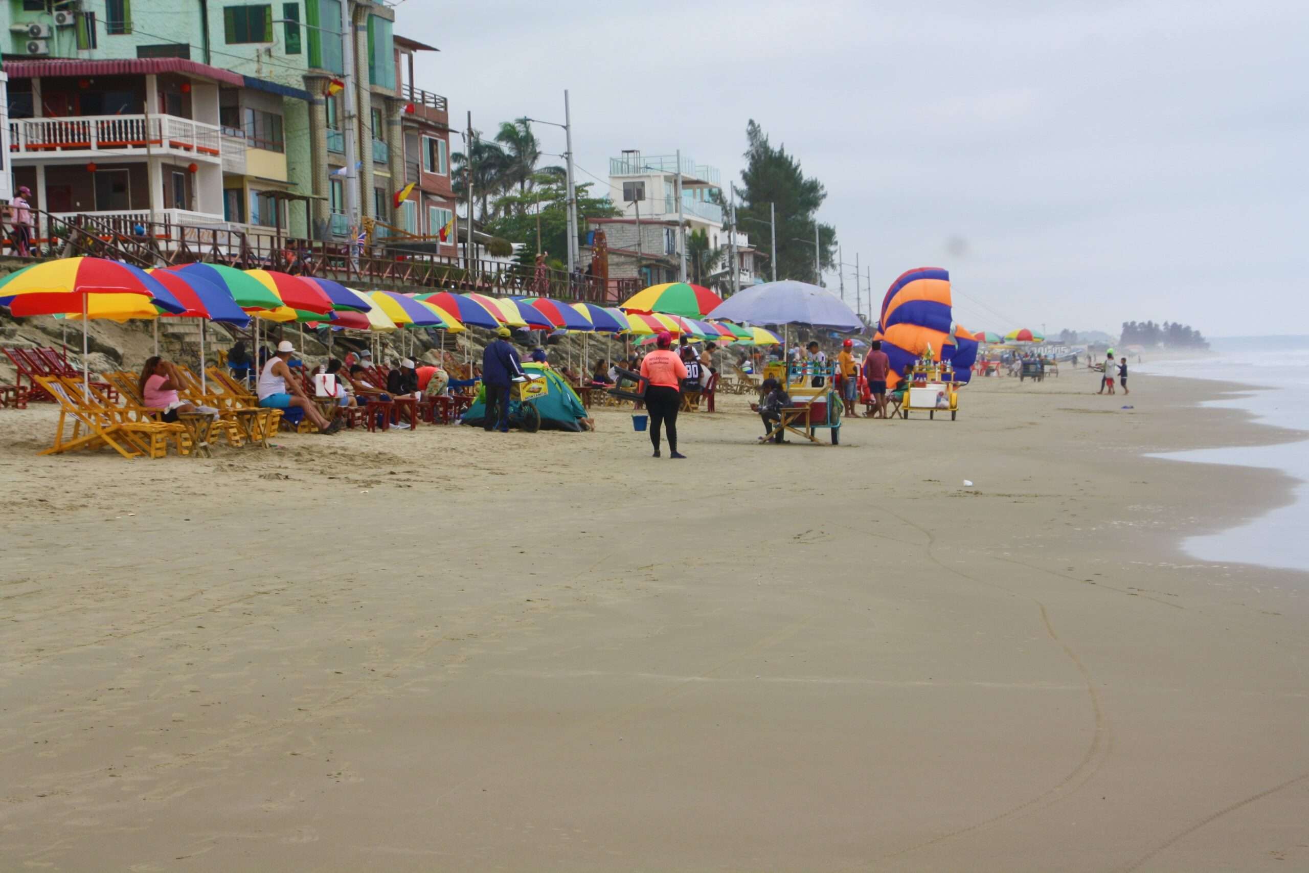 Pocos turistas en los balnearios de Santa Elena en el primer día de feriado.