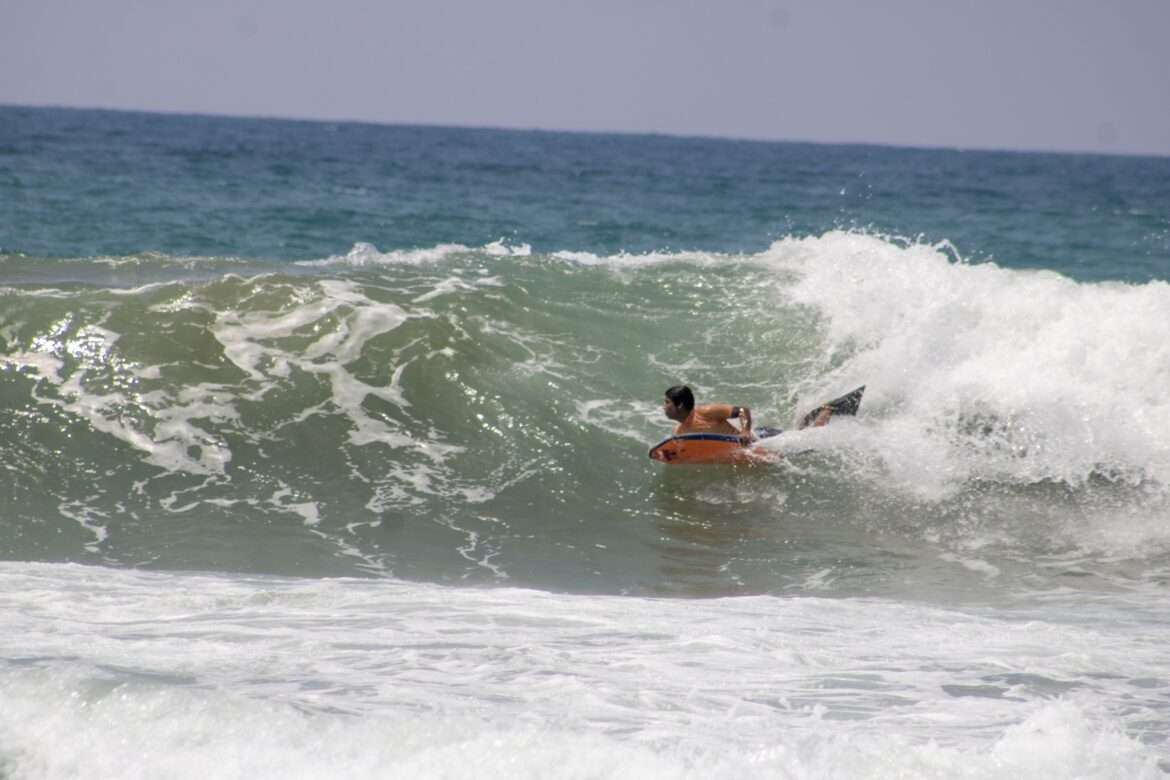 El Surf crece en la Península por impulso de la Prefectura de Santa Elena.