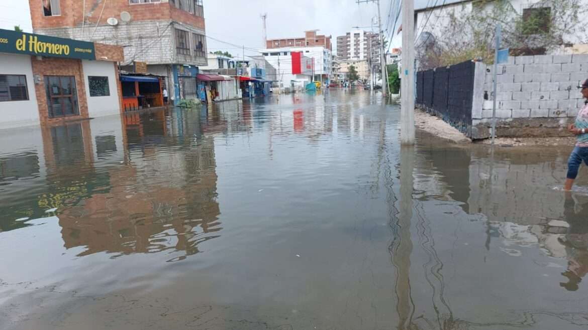 COE cantonal declara en emergencia a Salinas por lluvias.