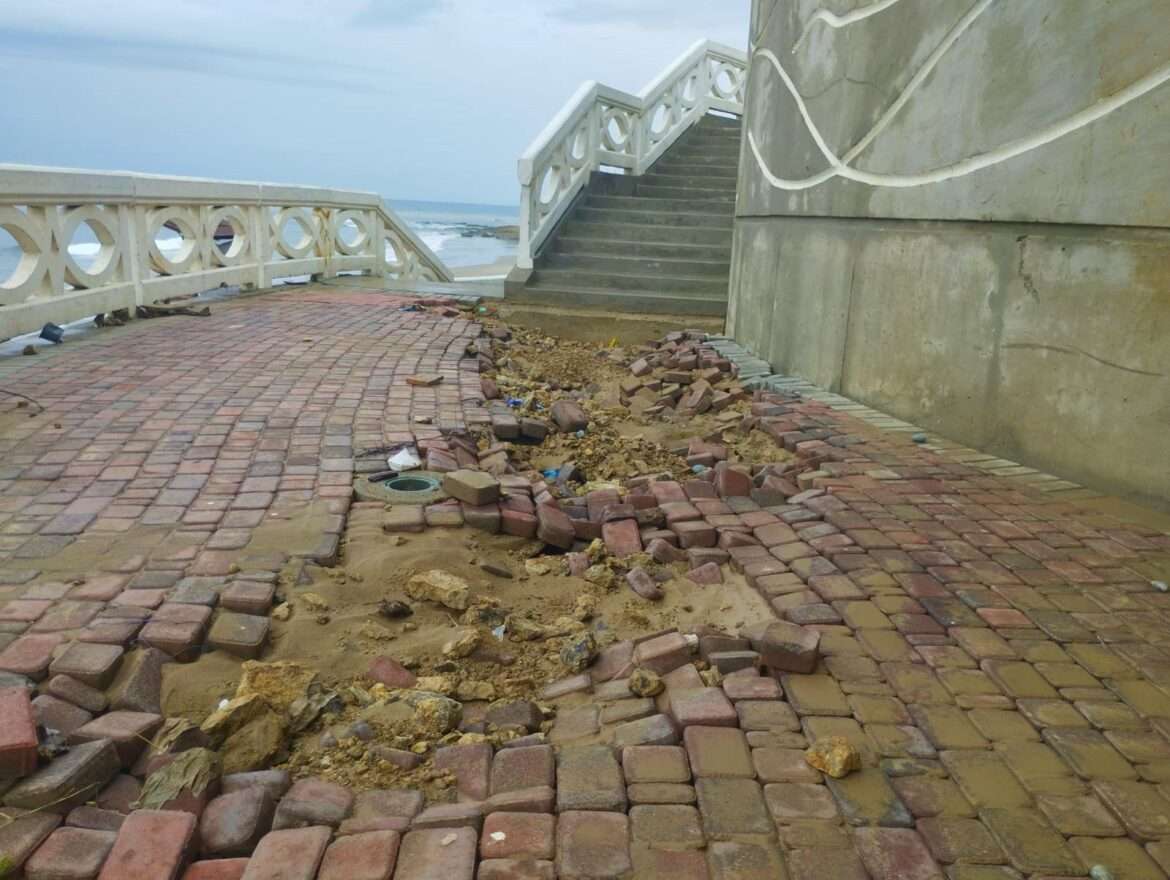 Malecón de Ballenita presenta daños por lluvias.