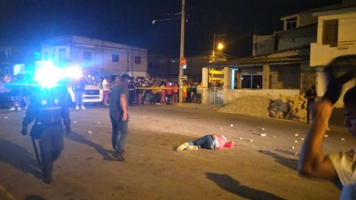 Dos personas fueron asesinadas en las afueras de una discoteca en Santa Elena.