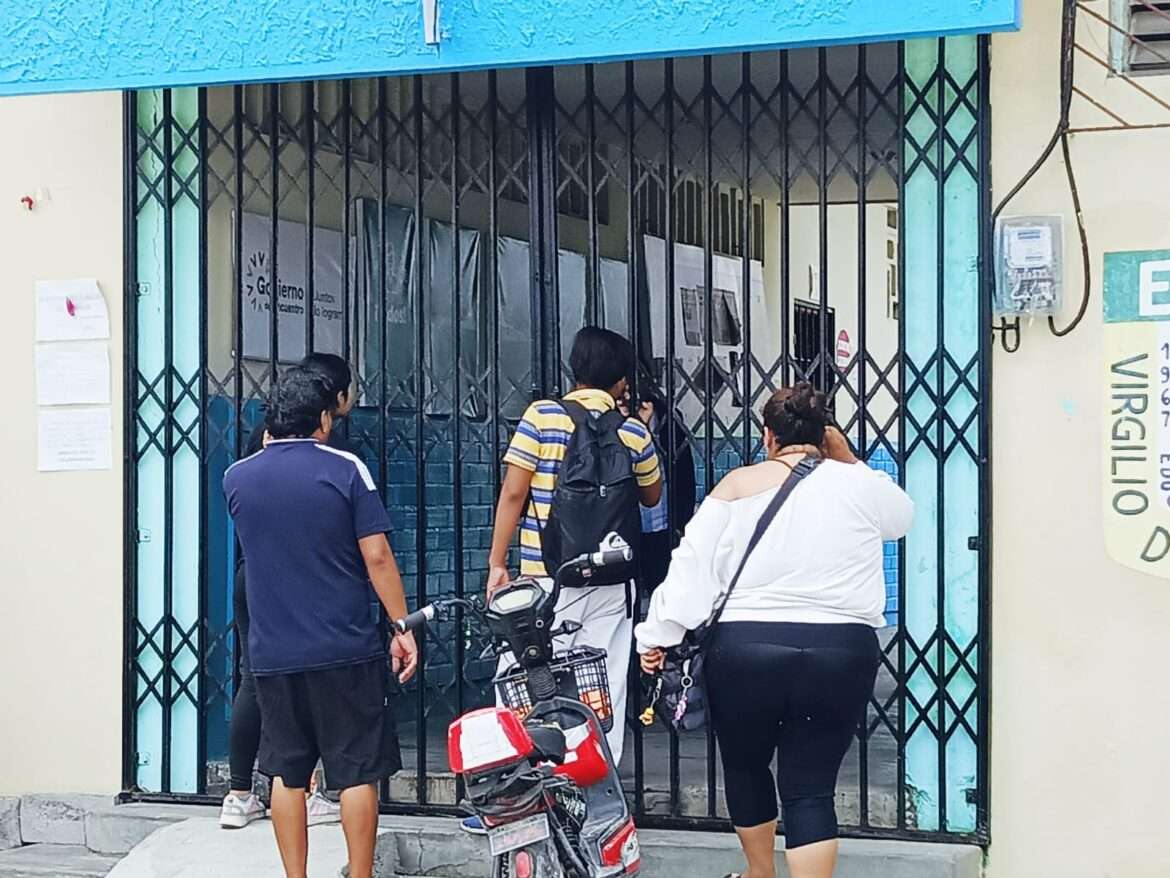 Vacunadores causan pánico en Unidad Educativa de Santa Elena