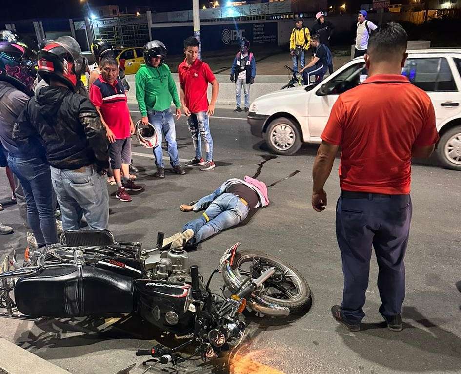 Accidente de tránsito en vía Santa Elena – La Libertad, dejó a un motociclista tirado en la calzada.