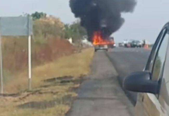 Un carro se incendió en la vía Santa Elena – Guayaquil, cerca del ingreso a Río Verde