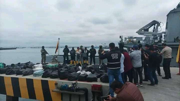 Tres pescadores de Santa Elena capturados con droga frente a las costas de Manta.