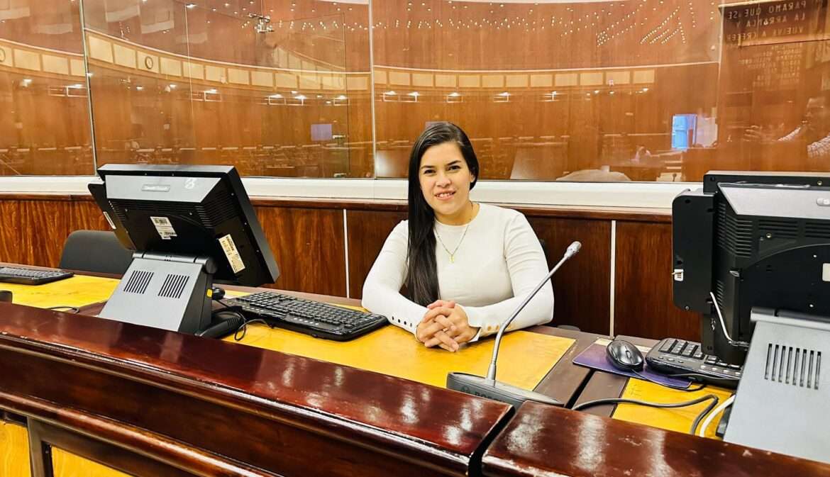 Arisdelys Parrales, legisladora de Santa Elena, lista para la sesión inaugural del nuevo parlamento.