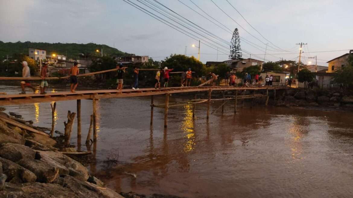 Comuneros en Libertador Bolívar ya construyeron sus dos puentes de madera.