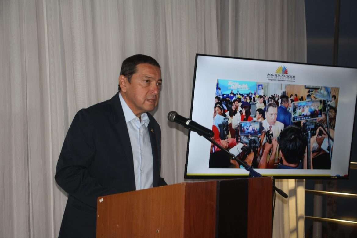 Asambleísta Patricio Cisneros rindió cuentas a sus mandantes de Santa Elena.