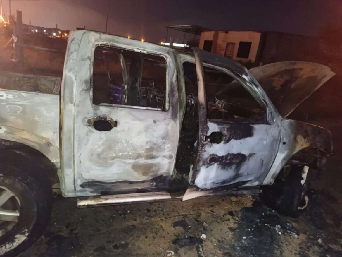 Se investiga si camioneta incinerada en el barrio Nueva Jerusalén de Santa Elena fue utilizada en múltiple asesinato