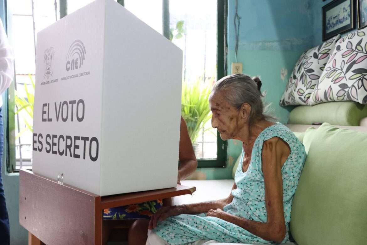 28 adultos mayores y personas con discapacidad votaron en sus casas en Santa Elena.