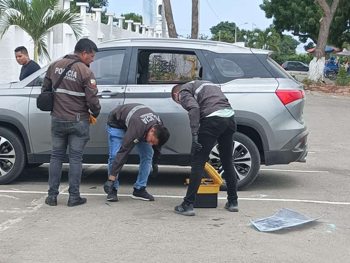 Buscan a ‘choros’ que robaron accesorios del carro del Gobernador de Santa Elena.