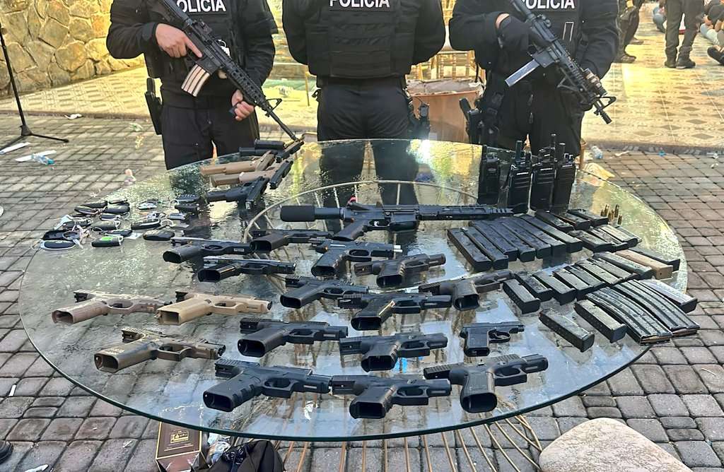 Varias personas detenidas con arsenal de armas en una finca vía a la Costa en Guayaquil.