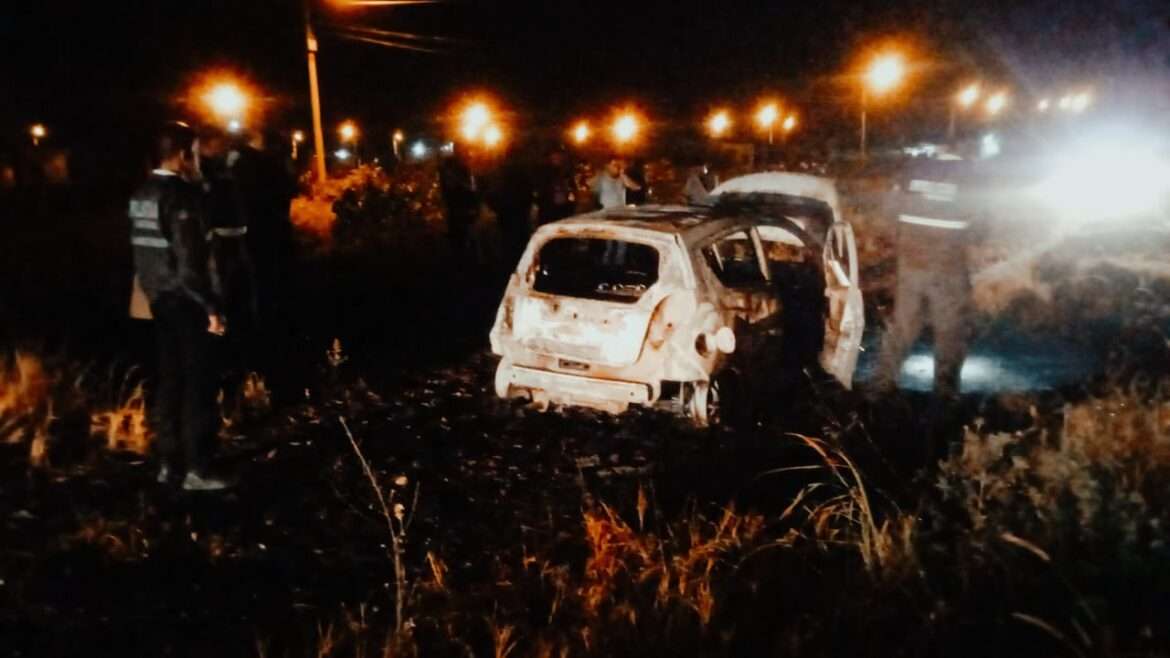 Un carro fue incinerado en el barrio Nueva Jerusalén en Santa Elena.