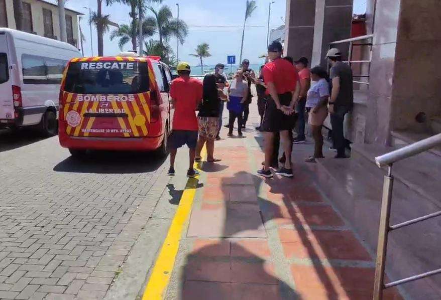 Un hombre retiró dinero de un banco y luego le robaron.