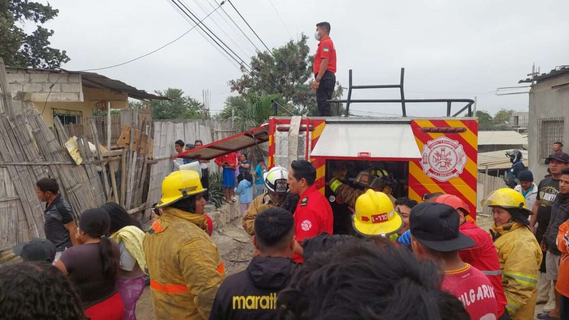 Incendió consumió una vivienda en el barrio 7 de Septiembre del cantón La Libertad.