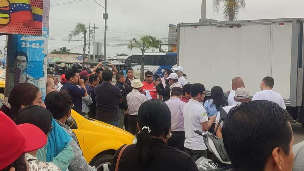 Plantón en las afueras de la ANT en Santa Elena, choferes exigen que se eliminen los radares