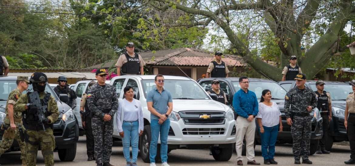 Presidente Noboa, entregó más camionetas a la Policía. El acto se desarrolló en Colonche.