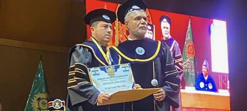 Prefecto de Santa Elena, José Daniel Villao, recibe doctorado Honoris Causa en Lima – Perú