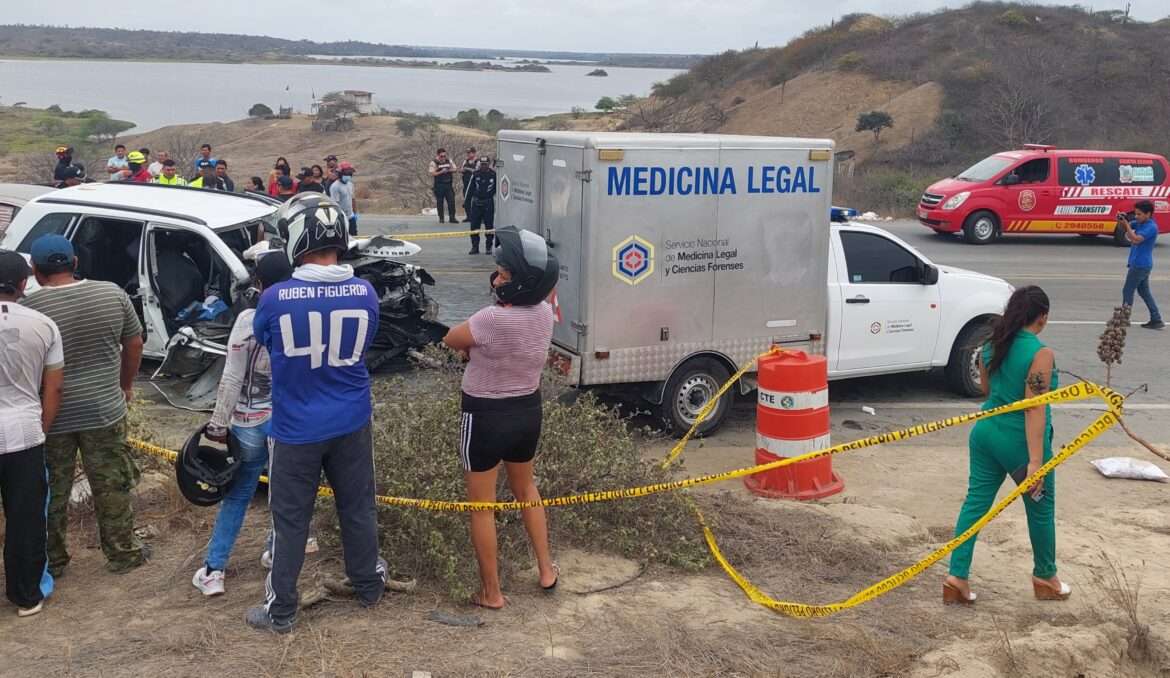 Tres personas fallecieron en choque de vehículos en la vía perimetral en La Libertad