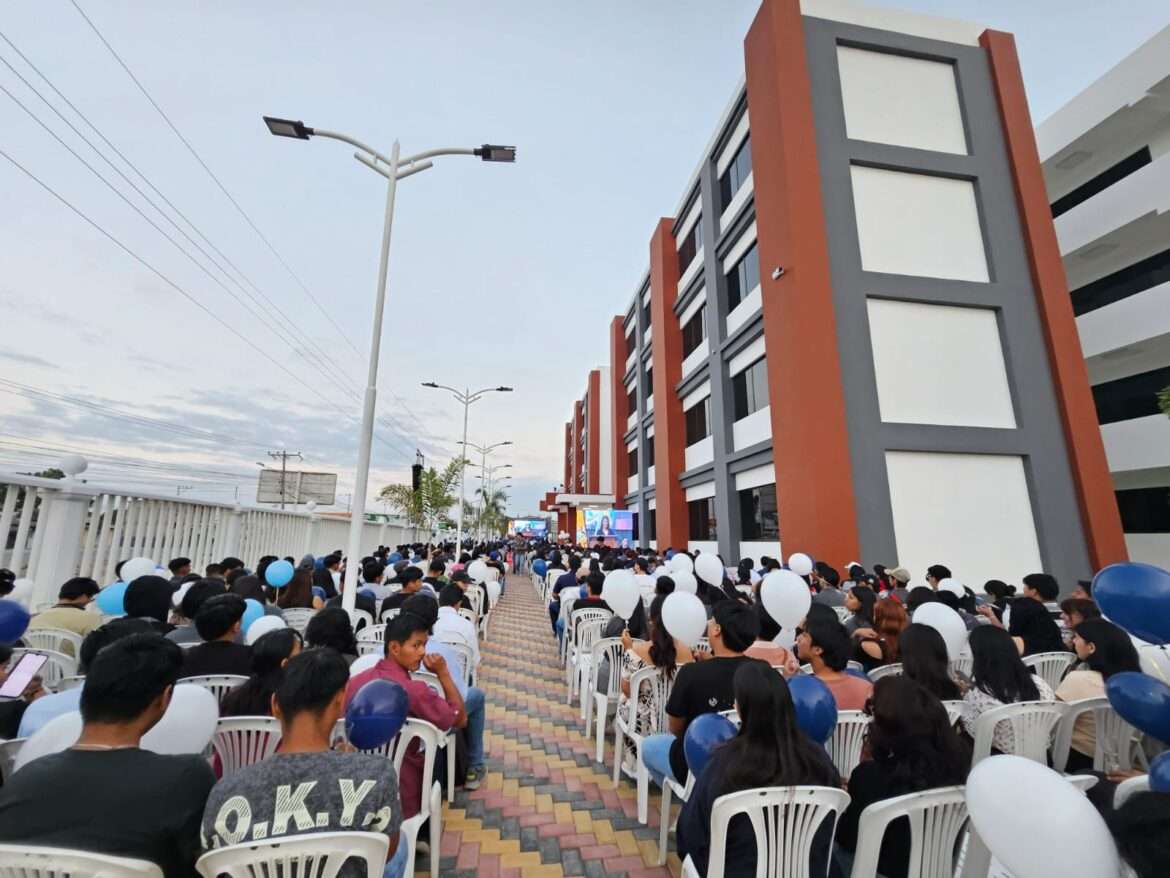 Universidad de Santa Elena inauguró dos modernos edificios de aulas.