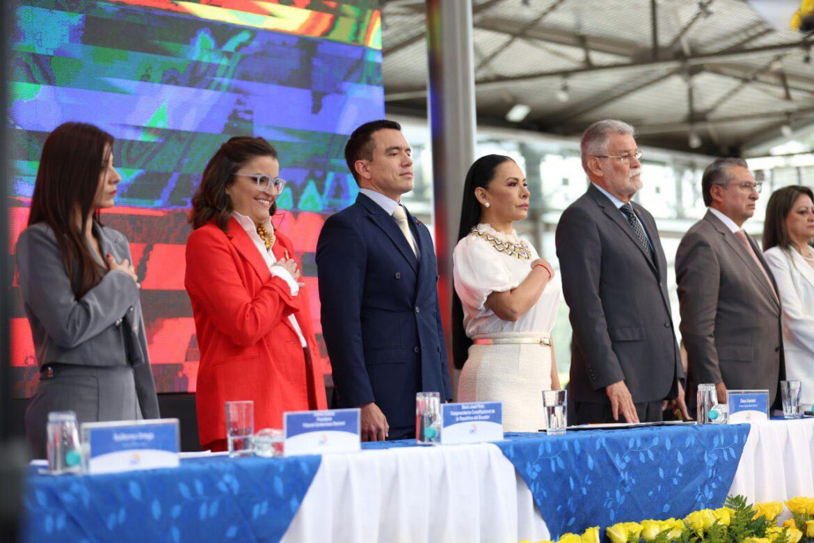CNE entregó credenciales a Daniel Noboa como presidente electo del Ecuador
