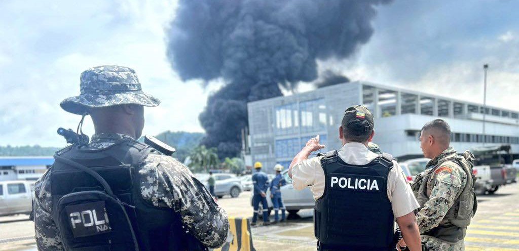 Cinco personas resultaron con afectaciones por incendio en refinería de Esmeraldas.