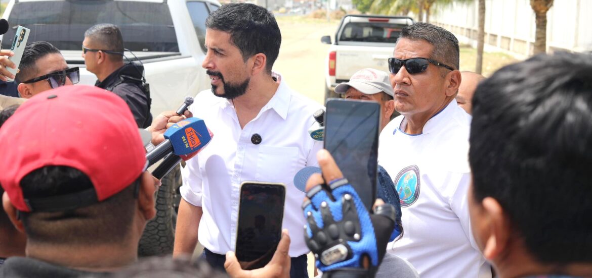 Alcalde Tamariz respalda a comerciantes que laboran en las afueras de UPSE