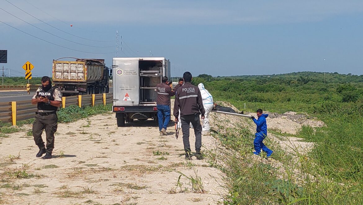 Hallan cadáver en descomposición cerca del puente El Salado en la vía Santa Elena – Guayaquil