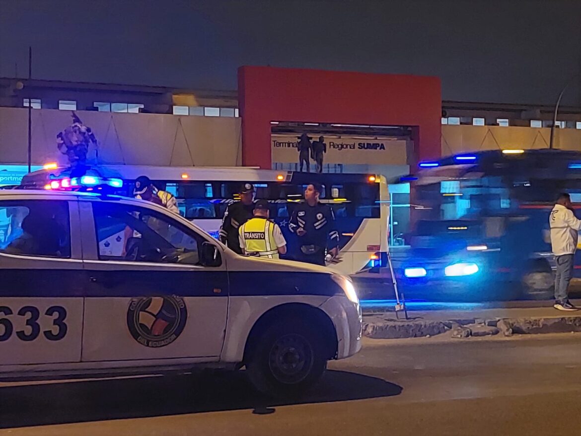 Anciano fue atropellado por una motocicleta en las afueras de la Terminal Terrestre Sumpa