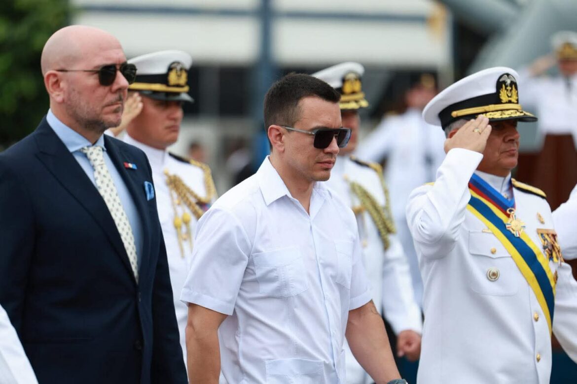 Presidente Noboa encabezó ceremonia de ascenso en la Armada del Ecuador
