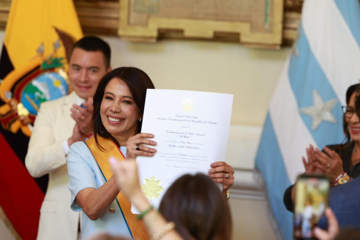 La peninsular Cinthya Gelliberth fue condecorada por su gestión en el sector público.