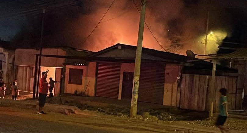 Incendio arrasó vivienda utilizada como taller de muebles en la comuna El Tambo de Santa Elena