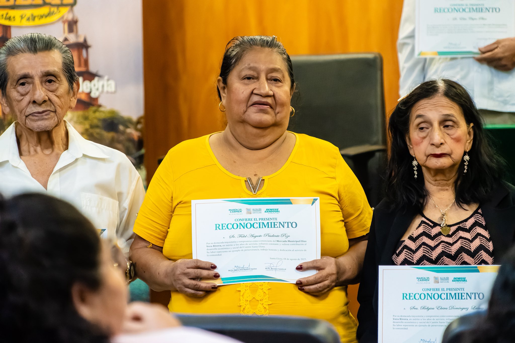 Comerciantes del Mercado Municipal Elías Vera Rivera reciben reconocimientos.