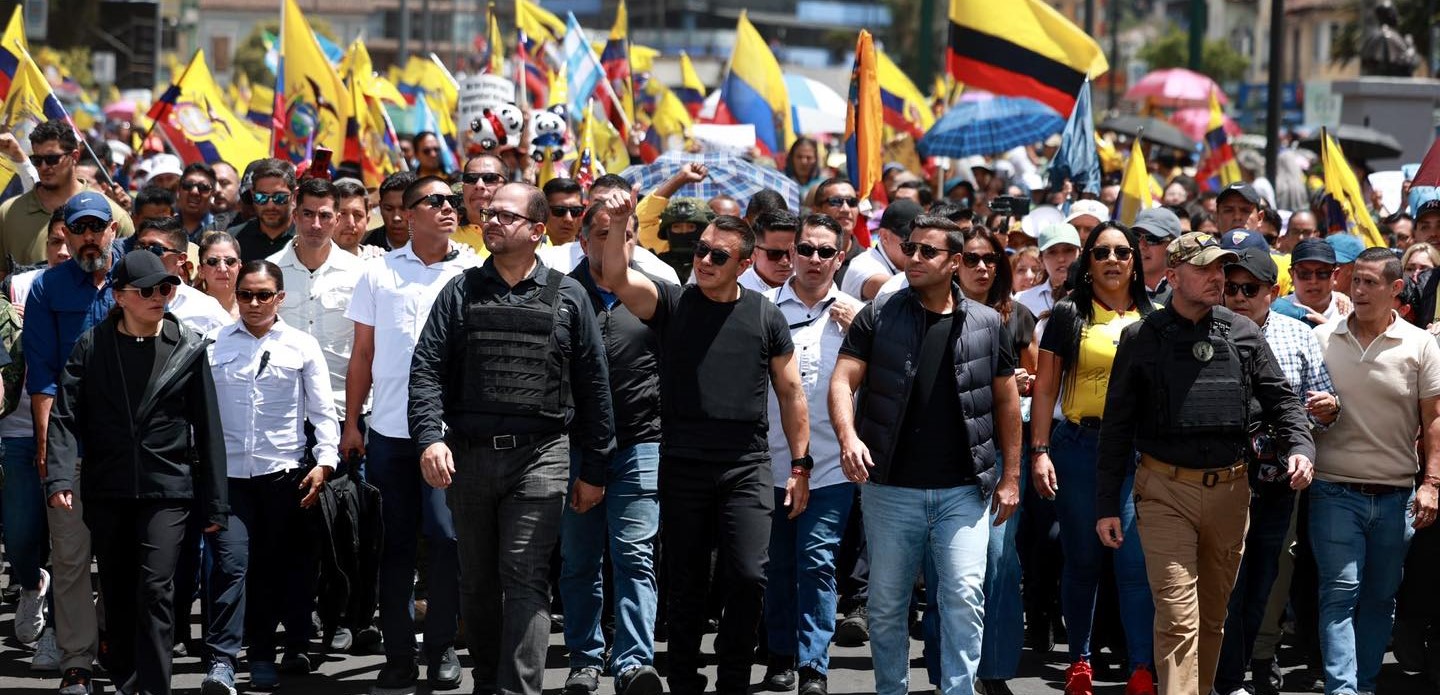 Miles de ciudadanos respaldan la marcha convocada por Noboa en Quito