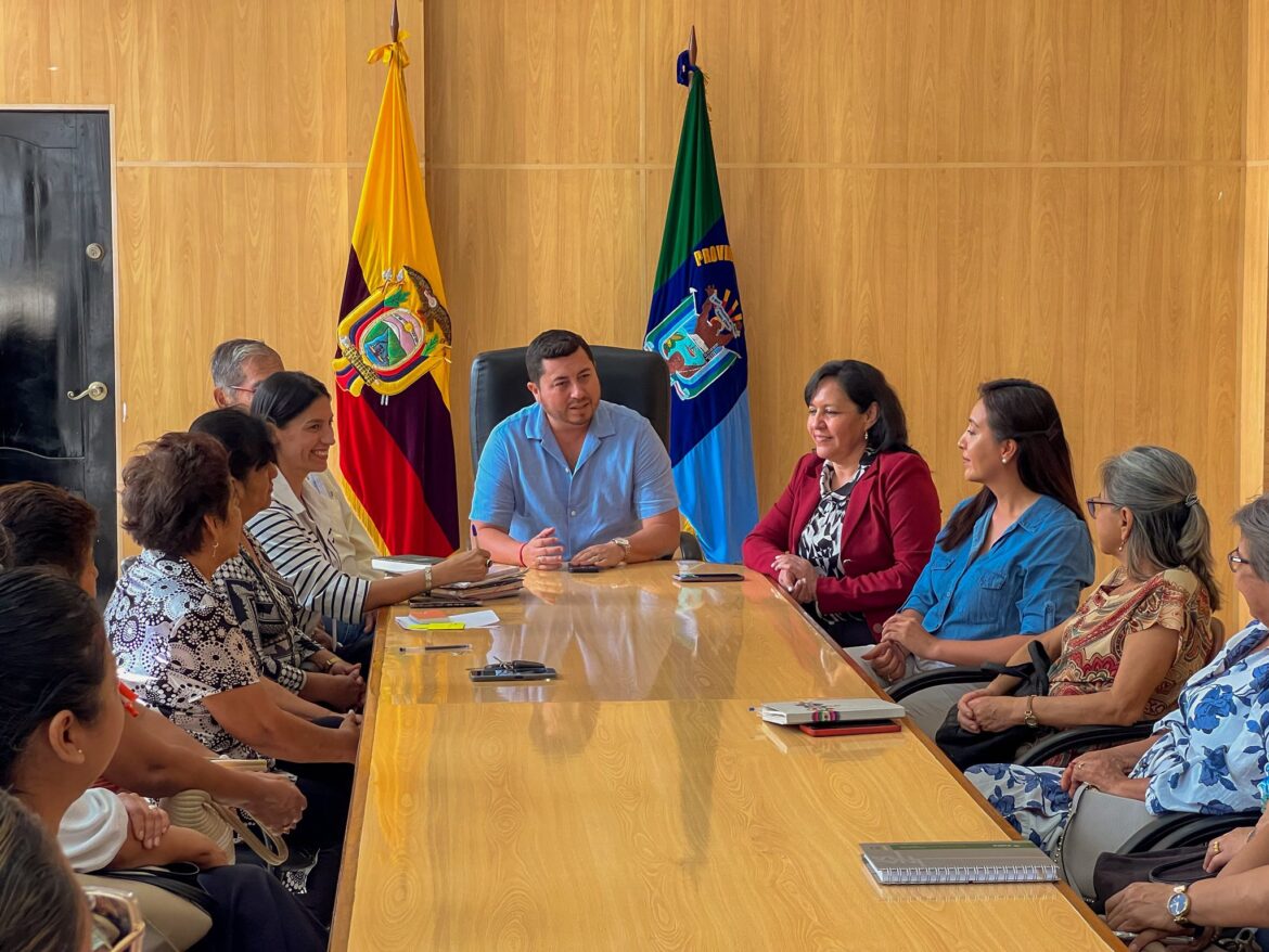 Prefecto se reunió con Centro Cultural Feminista para impulsar proyectos de apoyo a mujeres