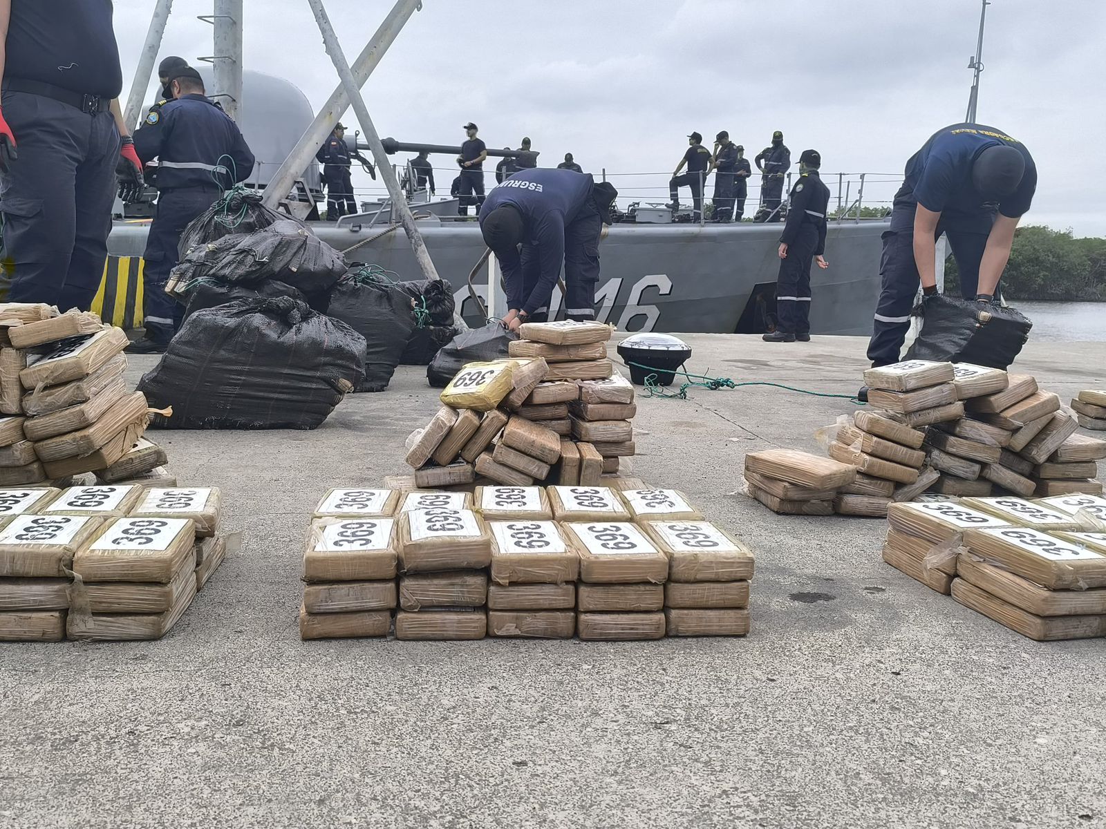 Fuerzas Armadas decomisan 20 bultos de droga a 200 millas náuticas al sur de Santa Elena