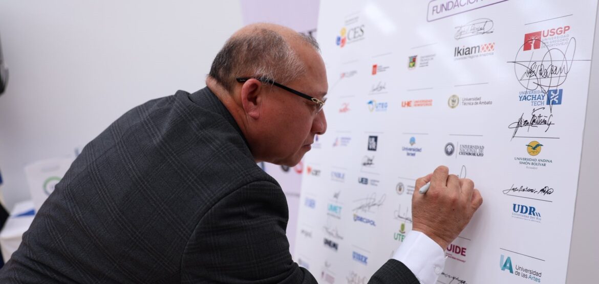 Rector de la UPSE participó en firma de convenio para fortalecer la vinculación social