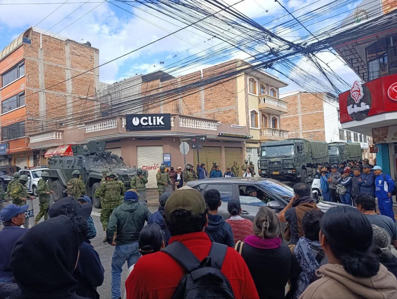 El presidente Daniel Noboa en medio de fuerte resguardo militar cumple agenda en Otavalo