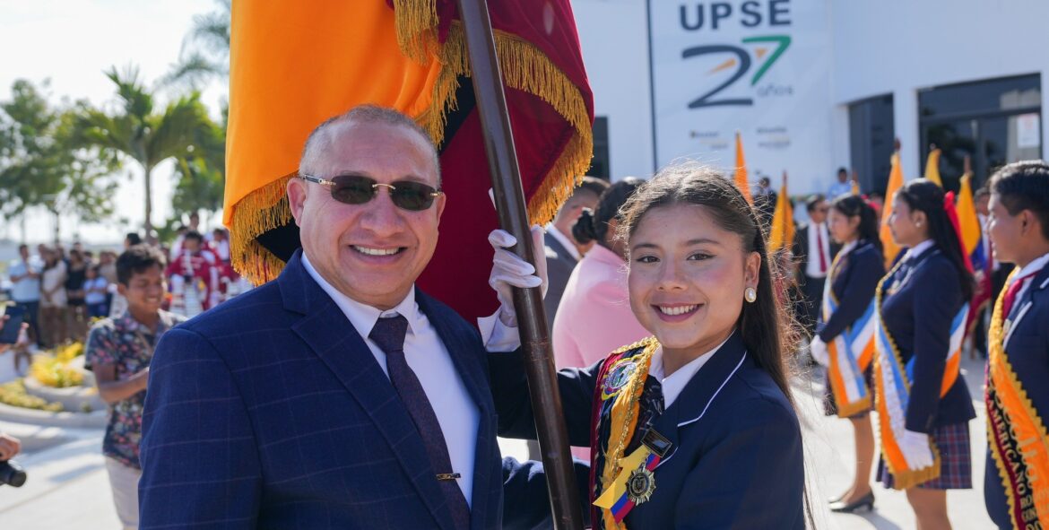 Rector de Upse participó en el acto de Juramento a la Bandera de la U.E. Americano