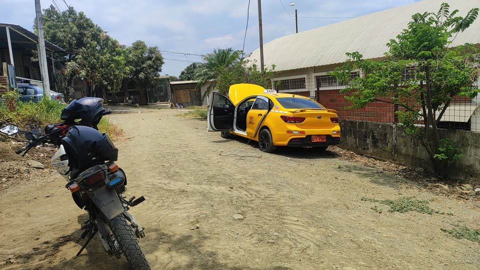 Taxi de Santa Elena aparece abandonado en Guayaquil; chofer está desaparecido