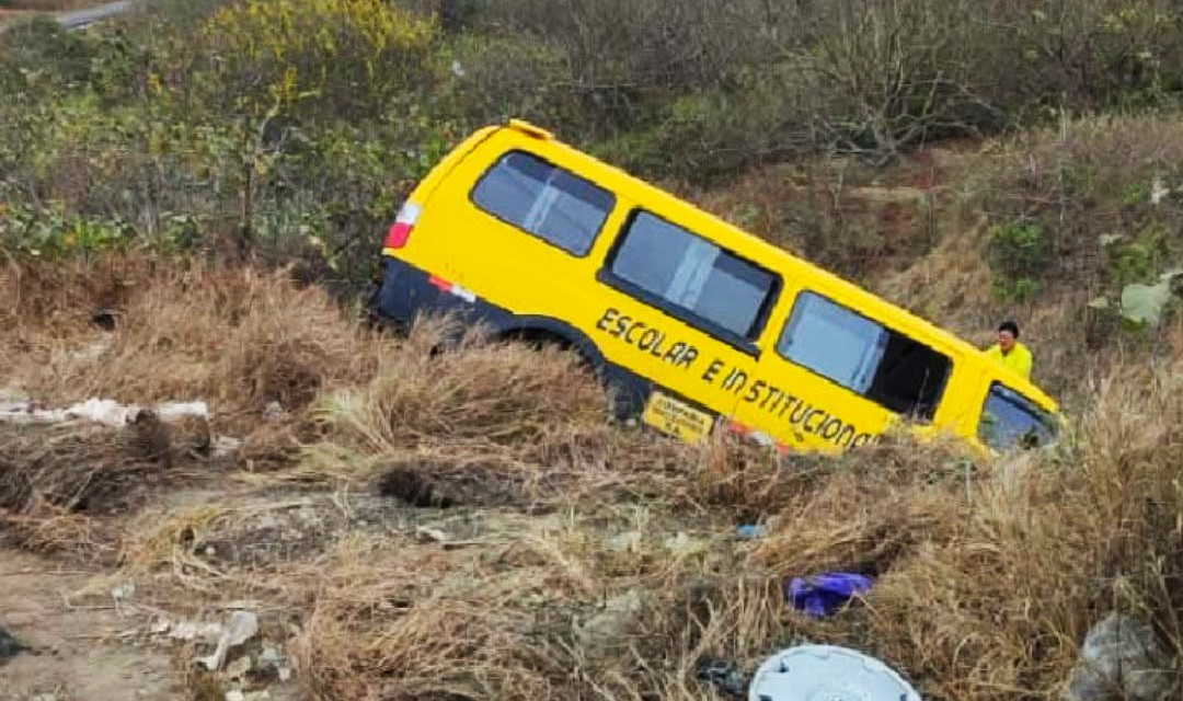 Bus escolar se accidentó en la vía Anconcito – Ancón