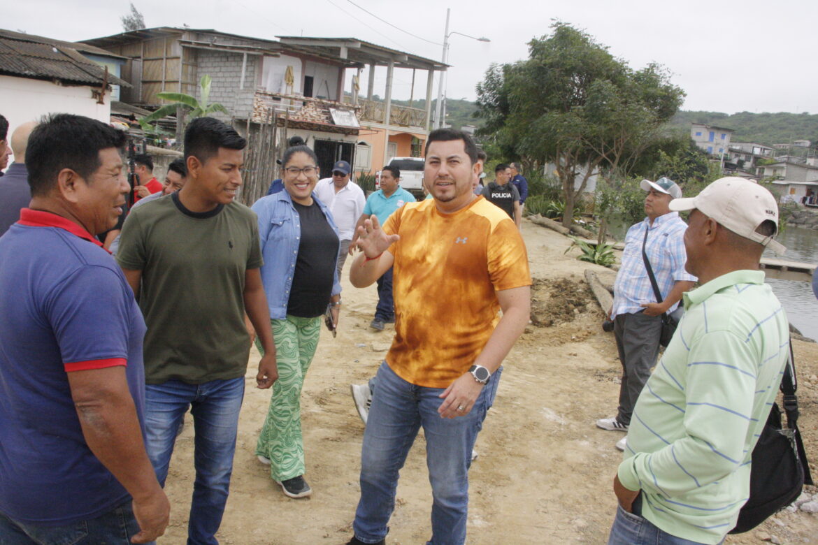 Prefecto Villao fiscaliza en territorio: nueva vía con tres puentes transformará la conectividad de comuneros.