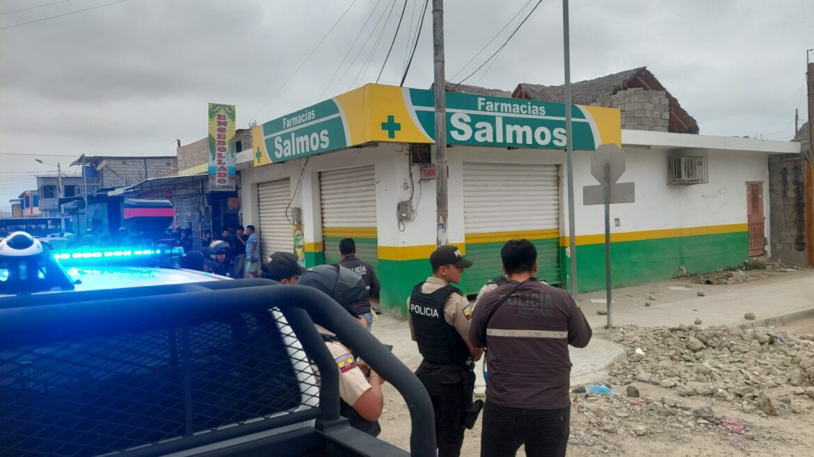Sicarios terminaron con la vida de un hombre dentro de una farmacia.