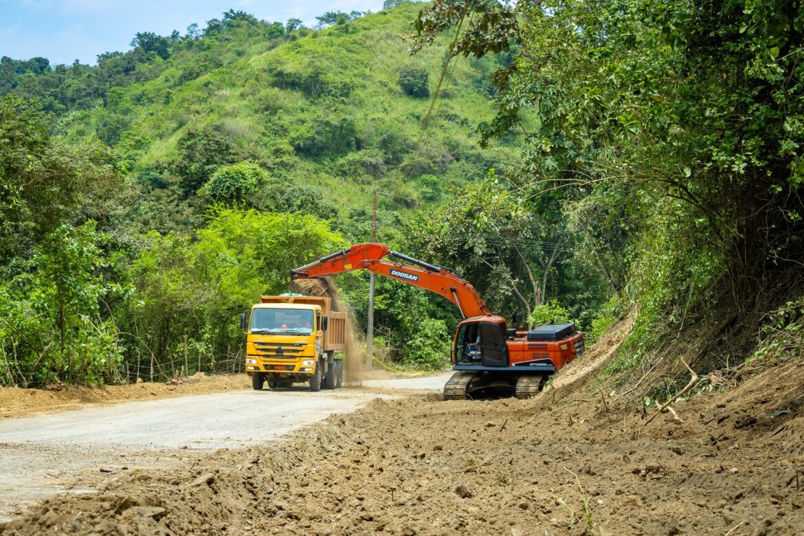 Prefectura de Santa Elena mejora la vialidad en la comuna Sitio Nuevo