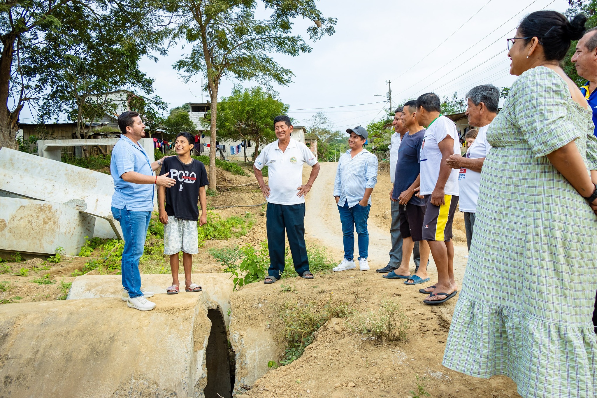 Prefectura de Santa Elena construye plataforma para instalación de ductos en comuna San José