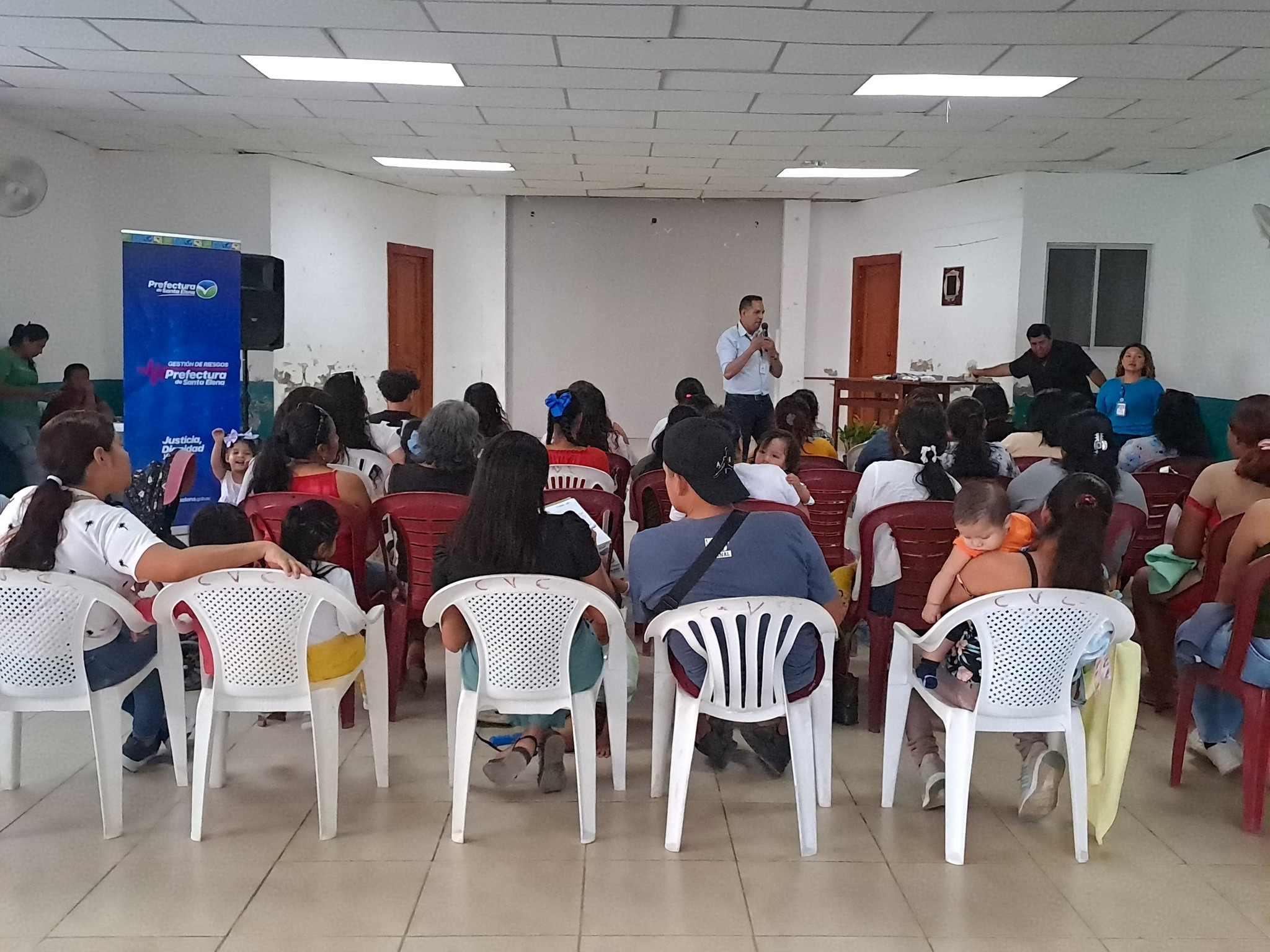 Prefectura de Santa Elena impulsa capacitaciones para familias y mujeres emprendedoras