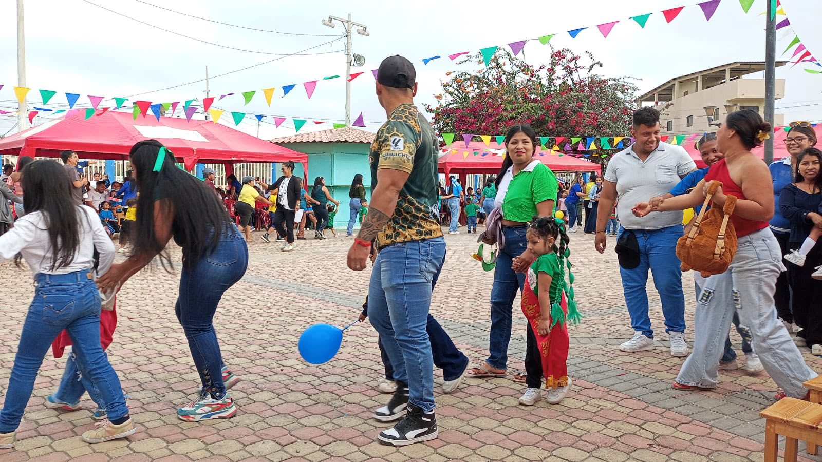 En Ballenita más de 300 familias participaron del evento ´Entre Risas y Raíces´ de la Prefectura de Santa Elena